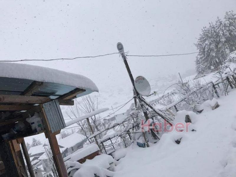 Akyazı 23 Nisana Karla Uyandı