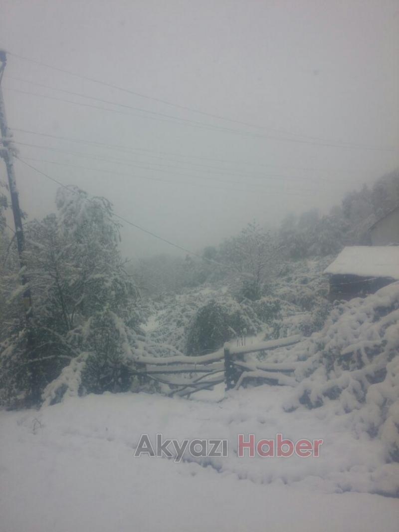 Akyazı 23 Nisana Karla Uyandı