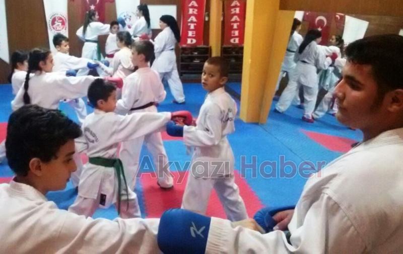 Akyazı 3 Koldan Antremanlara Devam Ediyor