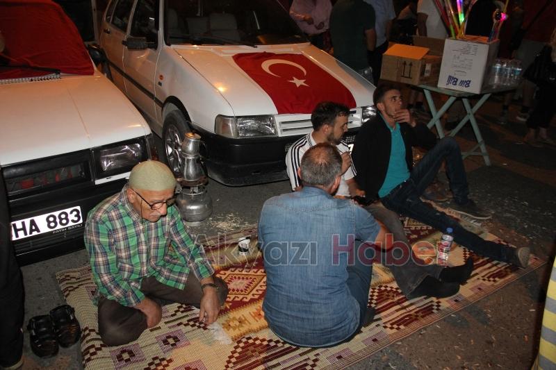 Akyazı 7. Gecede Nöbete Devam Ediyor