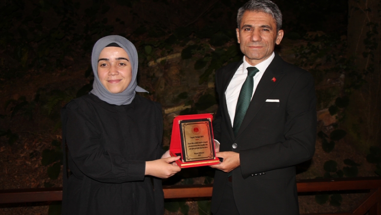 Akyazı Adliyesi’nden Veda Yemeği: Hakim ve İcra Müdürüne Plaketli Uğurlama