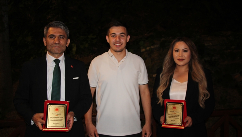 Akyazı Adliyesi’nden Veda Yemeği: Hakim ve İcra Müdürüne Plaketli Uğurlama