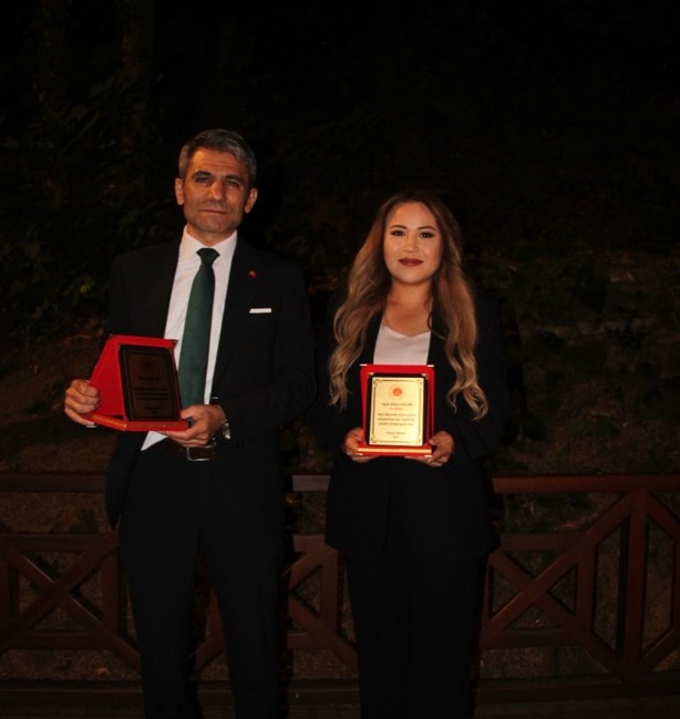 Akyazı Adliyesi’nden Veda Yemeği: Hakim ve İcra Müdürüne Plaketli Uğurlama