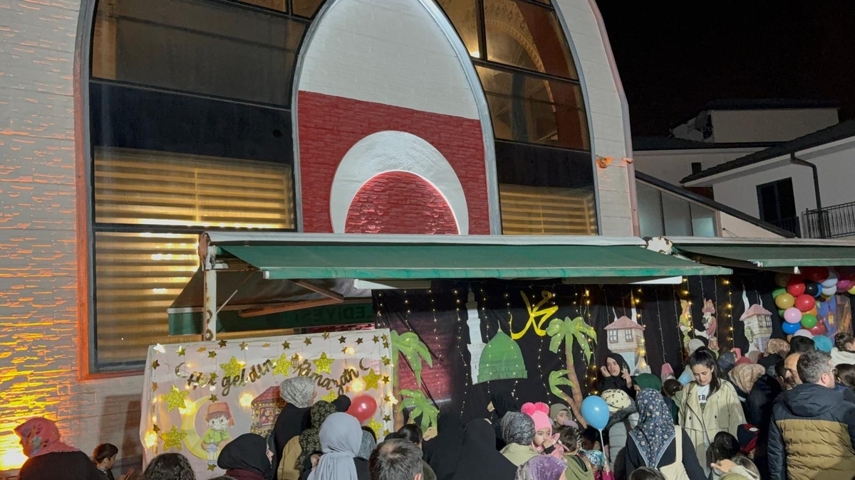 Akyazı Akşemsettin Camii’nde Ramazan Şenliği