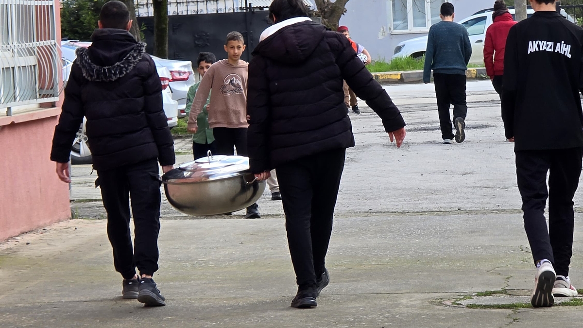 Akyazı Anadolu İmam Hatip Lisesi'ndne Gazze için yardım kampanyası