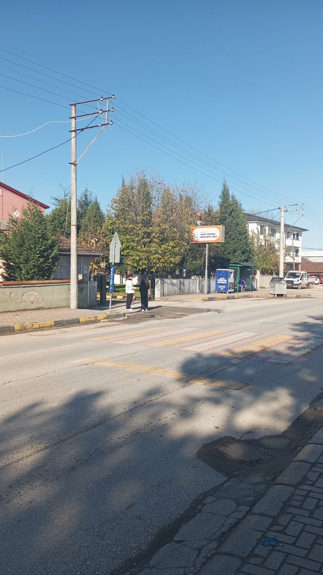 Akyazı Anadolu İmam Hatip Lisesi önünde kasis tepkisi