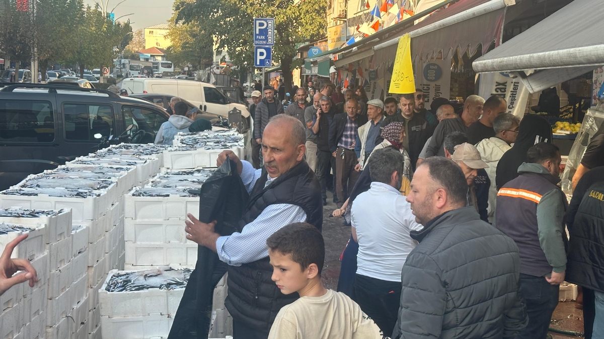 Akyazı Balıkçı Hüseyin’den 25. Yıla Özel ŞOK Hamsi Kampanyası!