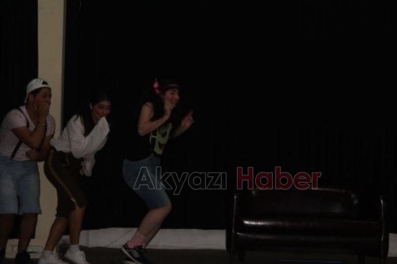 Akyazı Belediyesi 23 Nisanda Çocuklara Tiyatro Etkinliği Düzenledi