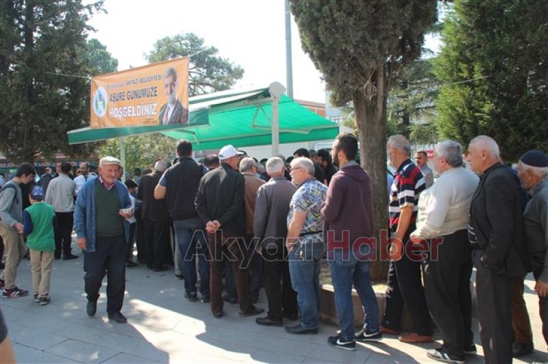 Akyazı Belediyesi 5 Bin Kişilik Aşure Dağıttı