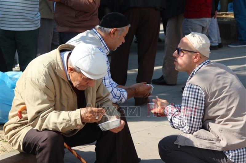 Akyazı Belediyesi 5 Bin Kişilik Aşure Dağıttı