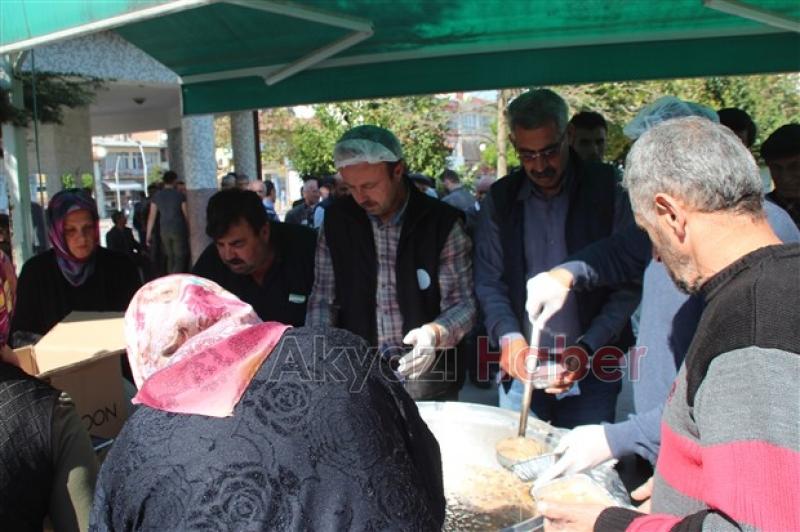 Akyazı Belediyesi 5 Bin Kişilik Aşure Dağıttı