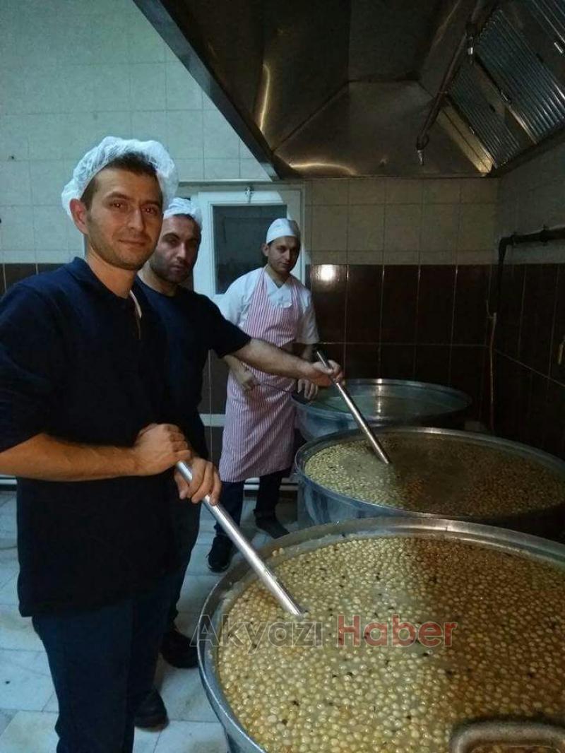 Akyazı Belediyesi 5 Bin Kişilik Aşure Dağıttı