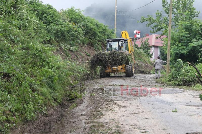 AKYAZI BELEDİYESİ EKİPLERİ ARTAN YAĞIŞLARDA TEYAKKUZDA