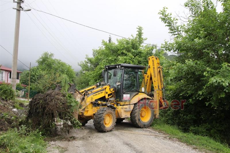 AKYAZI BELEDİYESİ EKİPLERİ ARTAN YAĞIŞLARDA TEYAKKUZDA