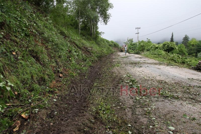 AKYAZI BELEDİYESİ EKİPLERİ ARTAN YAĞIŞLARDA TEYAKKUZDA