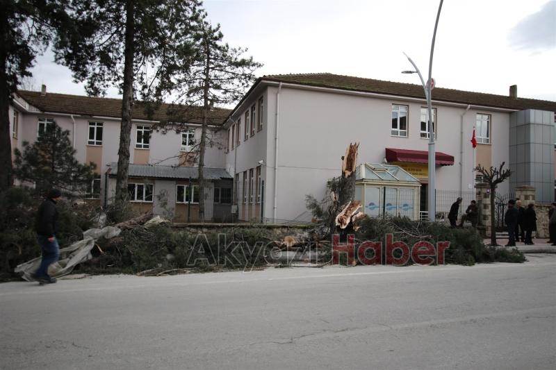 AKYAZI BELEDİYESİ EKİPLERİ FIRTINA MESAİSİNDE