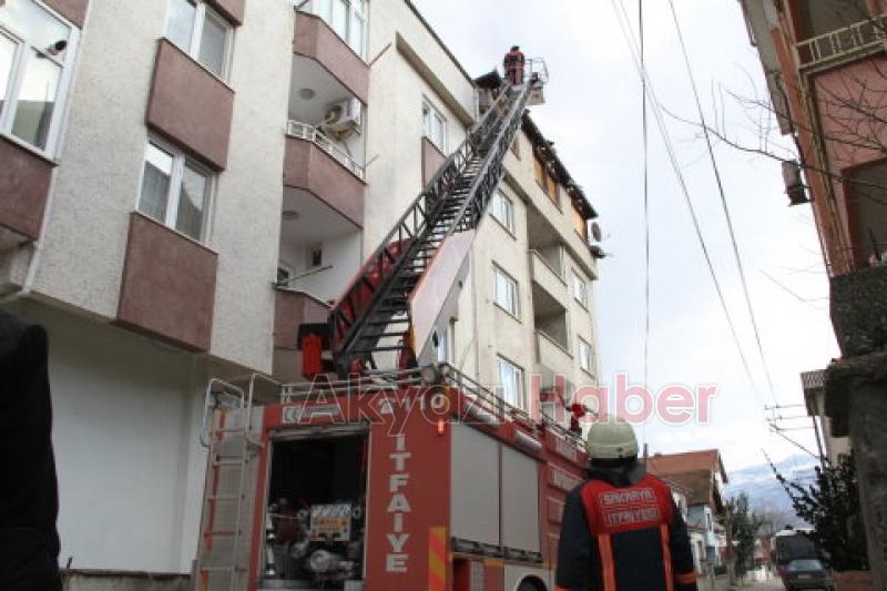 AKYAZI BELEDİYESİ EKİPLERİ FIRTINA MESAİSİNDE