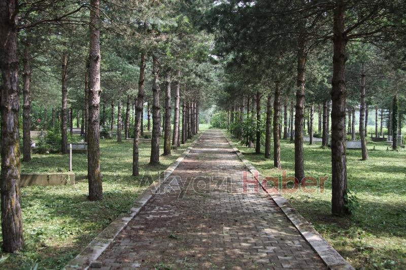 AKYAZI BELEDİYESİ EKİPLERİNDEN BAYRAM TEMİZLİĞİ