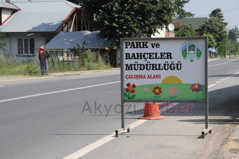 AKYAZI BELEDİYESİ EKİPLERİNDEN BAYRAM TEMİZLİĞİ