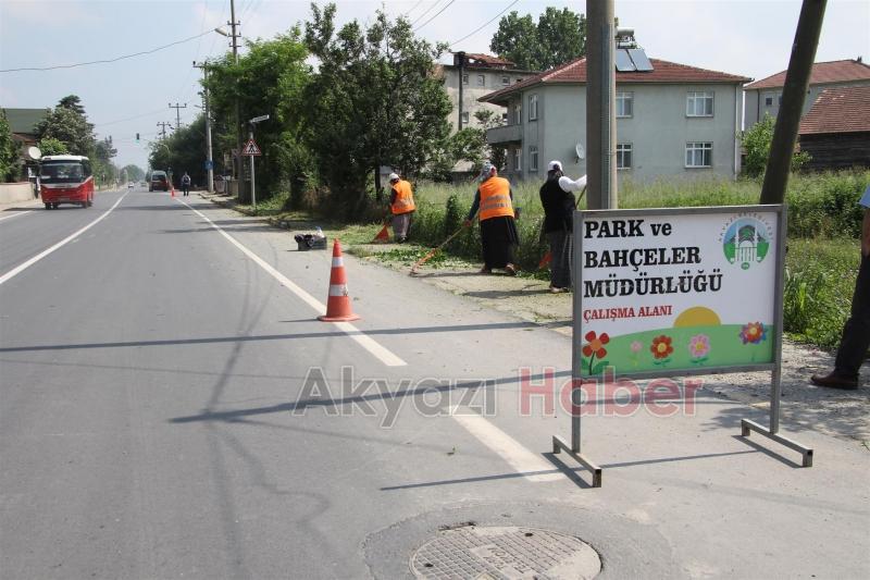 AKYAZI BELEDİYESİ EKİPLERİNDEN BAYRAM TEMİZLİĞİ
