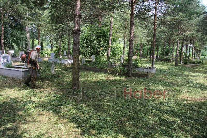 AKYAZI BELEDİYESİ EKİPLERİNDEN BAYRAM TEMİZLİĞİ