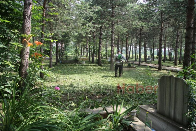 AKYAZI BELEDİYESİ EKİPLERİNDEN BAYRAM TEMİZLİĞİ