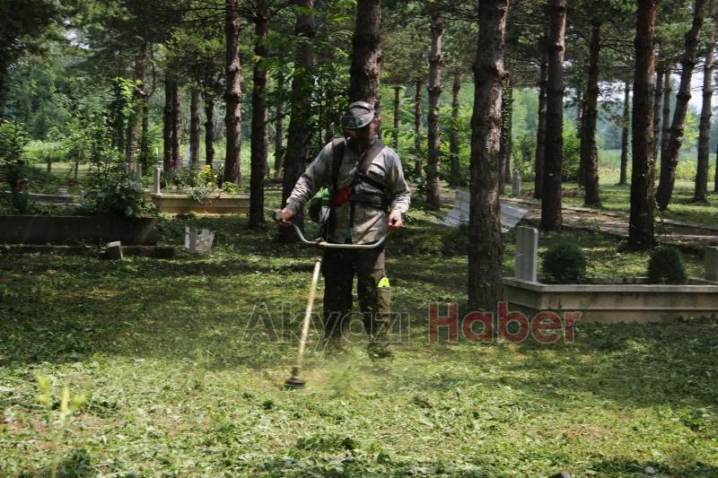 AKYAZI BELEDİYESİ EKİPLERİNDEN BAYRAM TEMİZLİĞİ