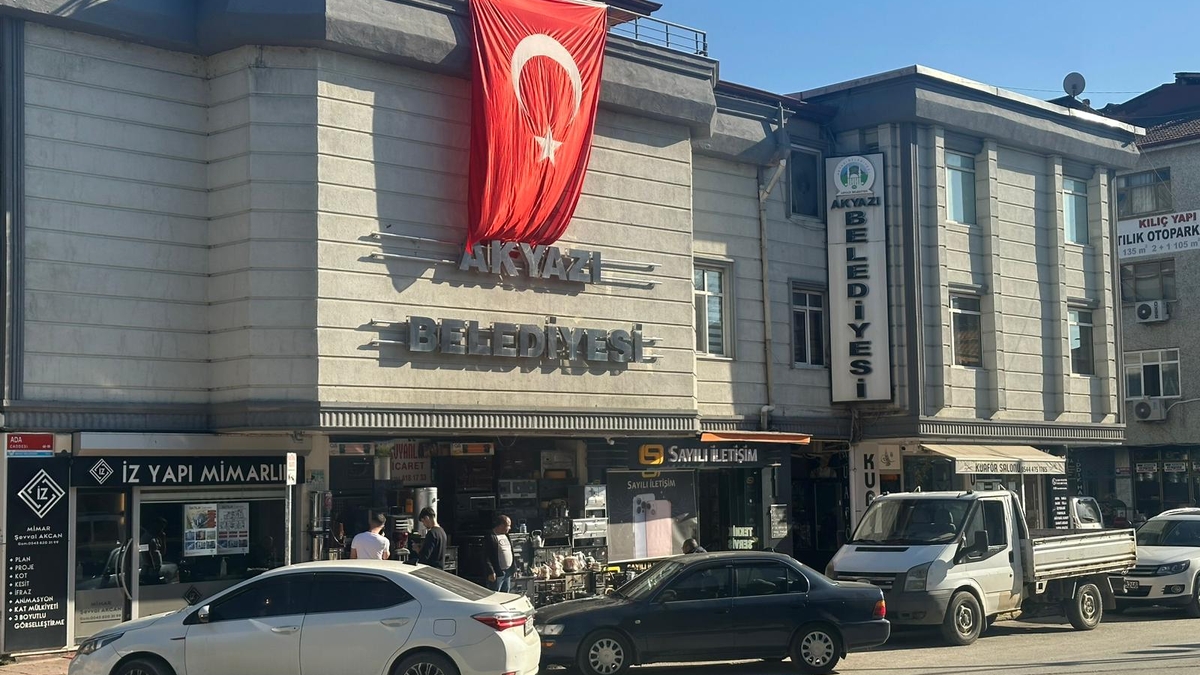 Akyazı Belediyesi hizmet binasındaki 2 dükkanı satacak