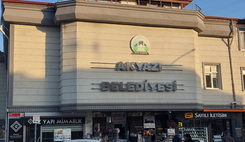 Akyazı belediyesi hizmet binasındaki dükkanları sattı