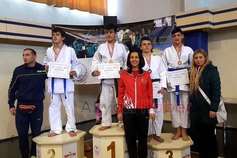  AKYAZI BELEDİYESİ JUDO KULÜBÜ ÖDÜLE DOYMUYOR