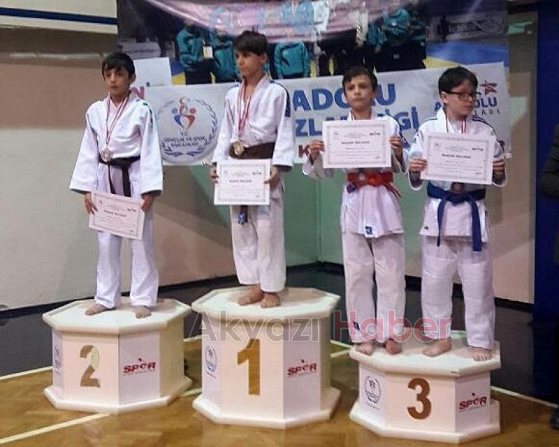  AKYAZI BELEDİYESİ JUDO KULÜBÜ ÖDÜLE DOYMUYOR