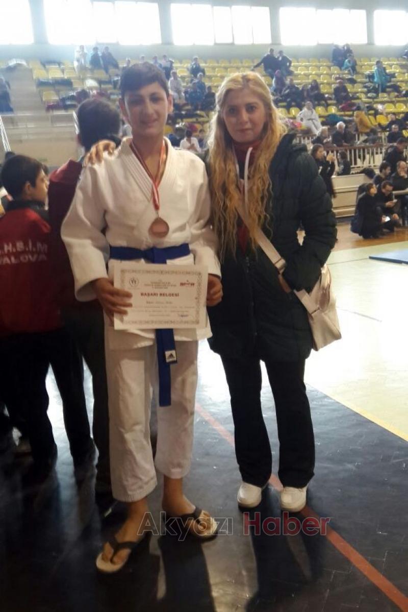  AKYAZI BELEDİYESİ JUDO KULÜBÜ ÖDÜLE DOYMUYOR