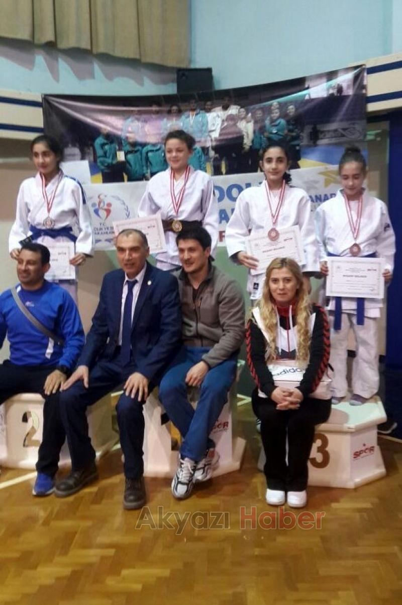  AKYAZI BELEDİYESİ JUDO KULÜBÜ ÖDÜLE DOYMUYOR