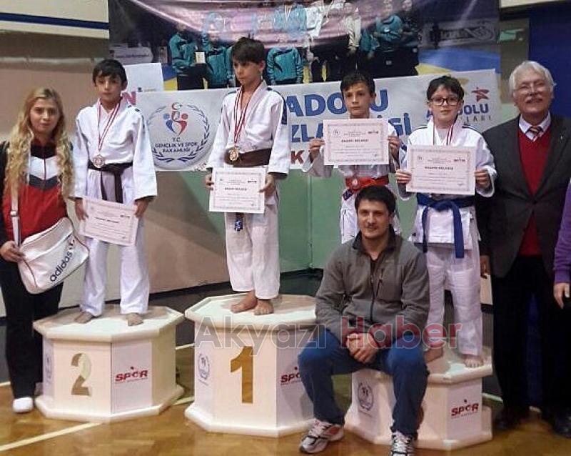  AKYAZI BELEDİYESİ JUDO KULÜBÜ ÖDÜLE DOYMUYOR