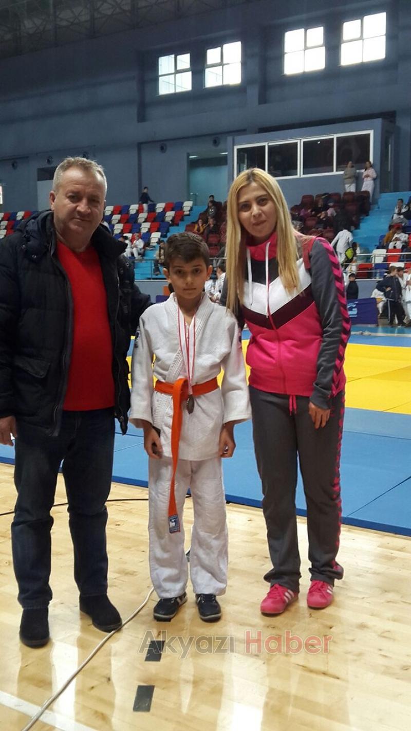 AKYAZI BELEDİYESİ JUDO TAKIMI ÖDÜLE DOYMUYOR
