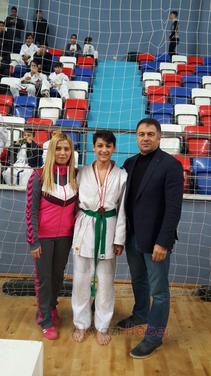 AKYAZI BELEDİYESİ JUDO TAKIMI ÖDÜLE DOYMUYOR