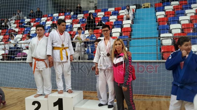 AKYAZI BELEDİYESİ JUDO TAKIMI ÖDÜLE DOYMUYOR