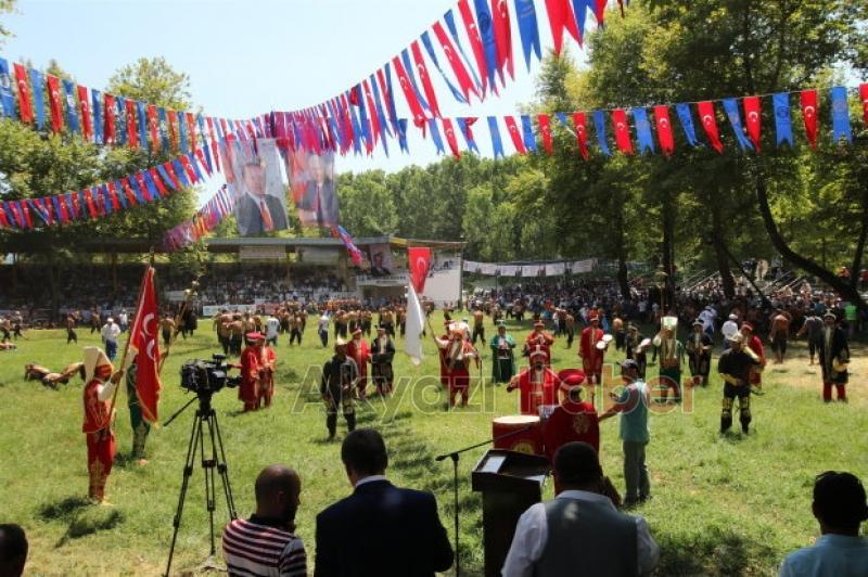 Akyazı Belediyesi Mehteran Takımı Vatandaşlarımıza Moral Desteği Verdi