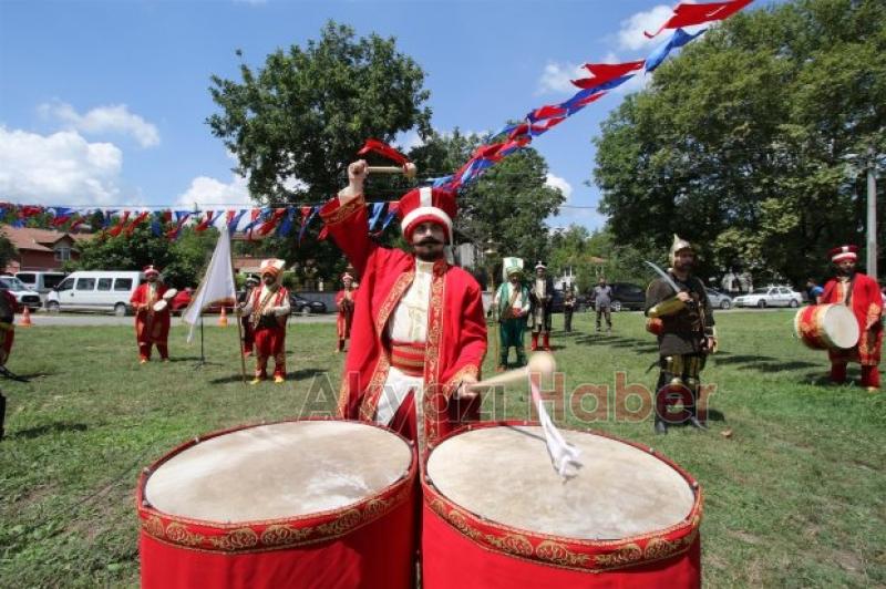 Akyazı Belediyesi Mehteran Takımı Vatandaşlarımıza Moral Desteği Verdi