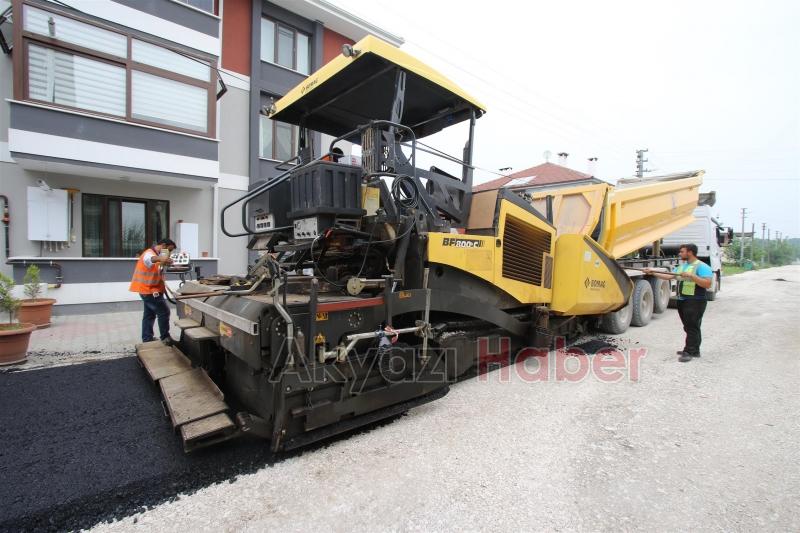 AKYAZI BELEDİYESİ SICAK ASFALT SERİMİNE ARALIKSIZ DEVAM EDİYOR