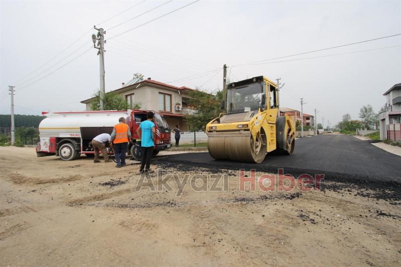 AKYAZI BELEDİYESİ SICAK ASFALT SERİMİNE ARALIKSIZ DEVAM EDİYOR
