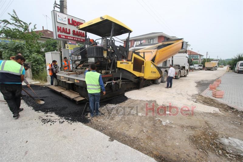 AKYAZI BELEDİYESİ SICAK ASFALT SERİMİNE ARALIKSIZ DEVAM EDİYOR