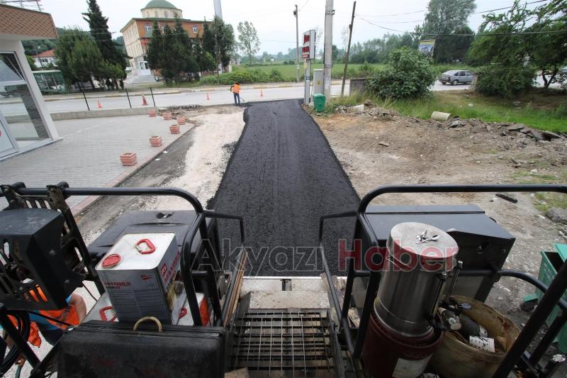 AKYAZI BELEDİYESİ SICAK ASFALT SERİMİNE ARALIKSIZ DEVAM EDİYOR