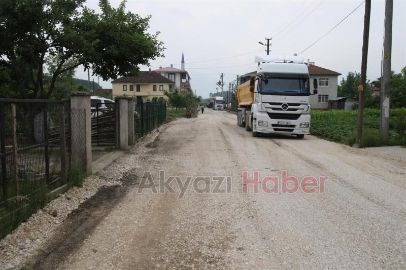 AKYAZI BELEDİYESİ SICAK ASFALT SERİMİNE ARALIKSIZ DEVAM EDİYOR