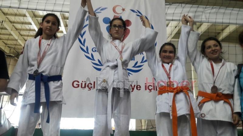 AKYAZI BELEDİYESİ SPORDA ÖDÜLE ve BAŞARIYA DOYMUYOR