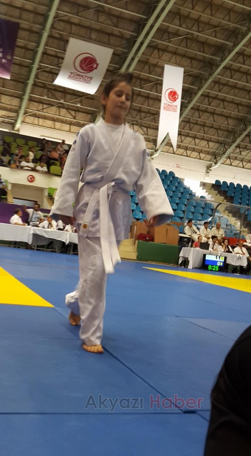 AKYAZI BELEDİYESİ SPORDA ÖDÜLE ve BAŞARIYA DOYMUYOR