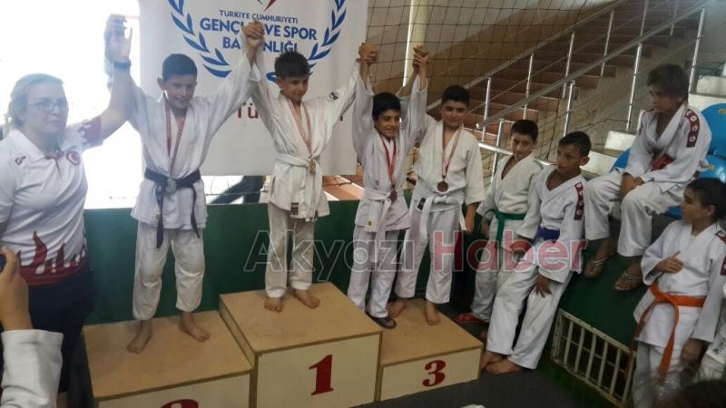 AKYAZI BELEDİYESİ SPORDA ÖDÜLE ve BAŞARIYA DOYMUYOR