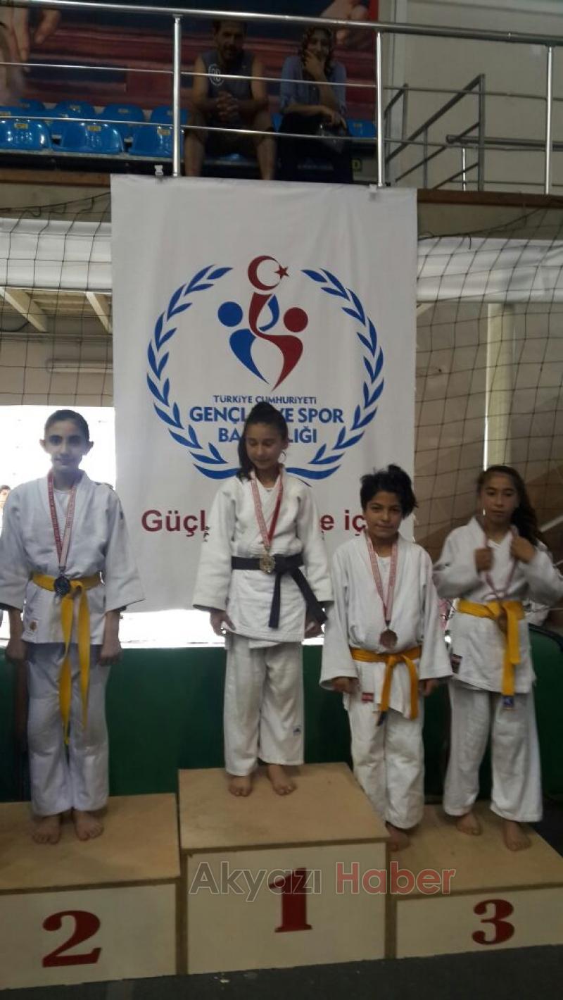 AKYAZI BELEDİYESİ SPORDA ÖDÜLE ve BAŞARIYA DOYMUYOR