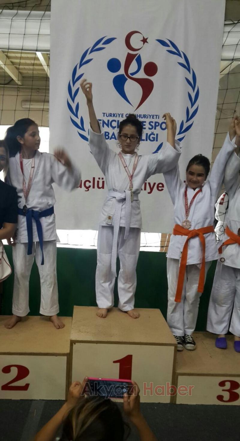 AKYAZI BELEDİYESİ SPORDA ÖDÜLE ve BAŞARIYA DOYMUYOR