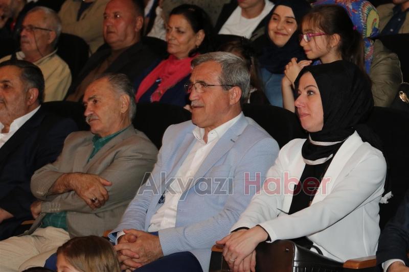 AKYAZI BELEDİYESİ TİYATRO TOPLULUĞU KOMEDİ OYUNU YOĞUN İLGİ GÖRDÜ